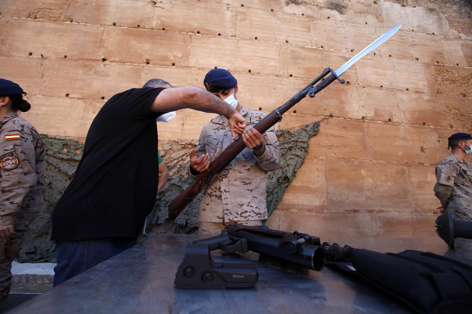 La Guardia Real se despliega por lugares emblemáticos de la provincia de Huelva.