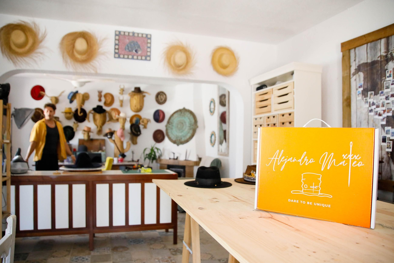 Imágenes del proceso creativo en sombreros de Alejandro Mateo