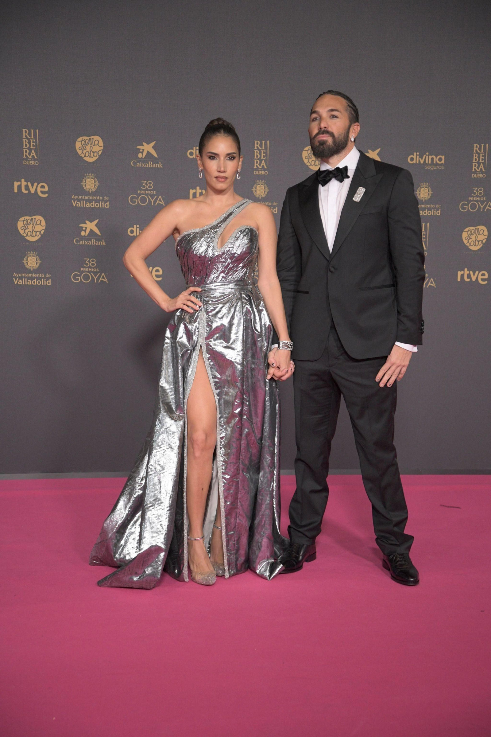 India Martínez y su novio, Ismael Váquez, vestido de Silbon