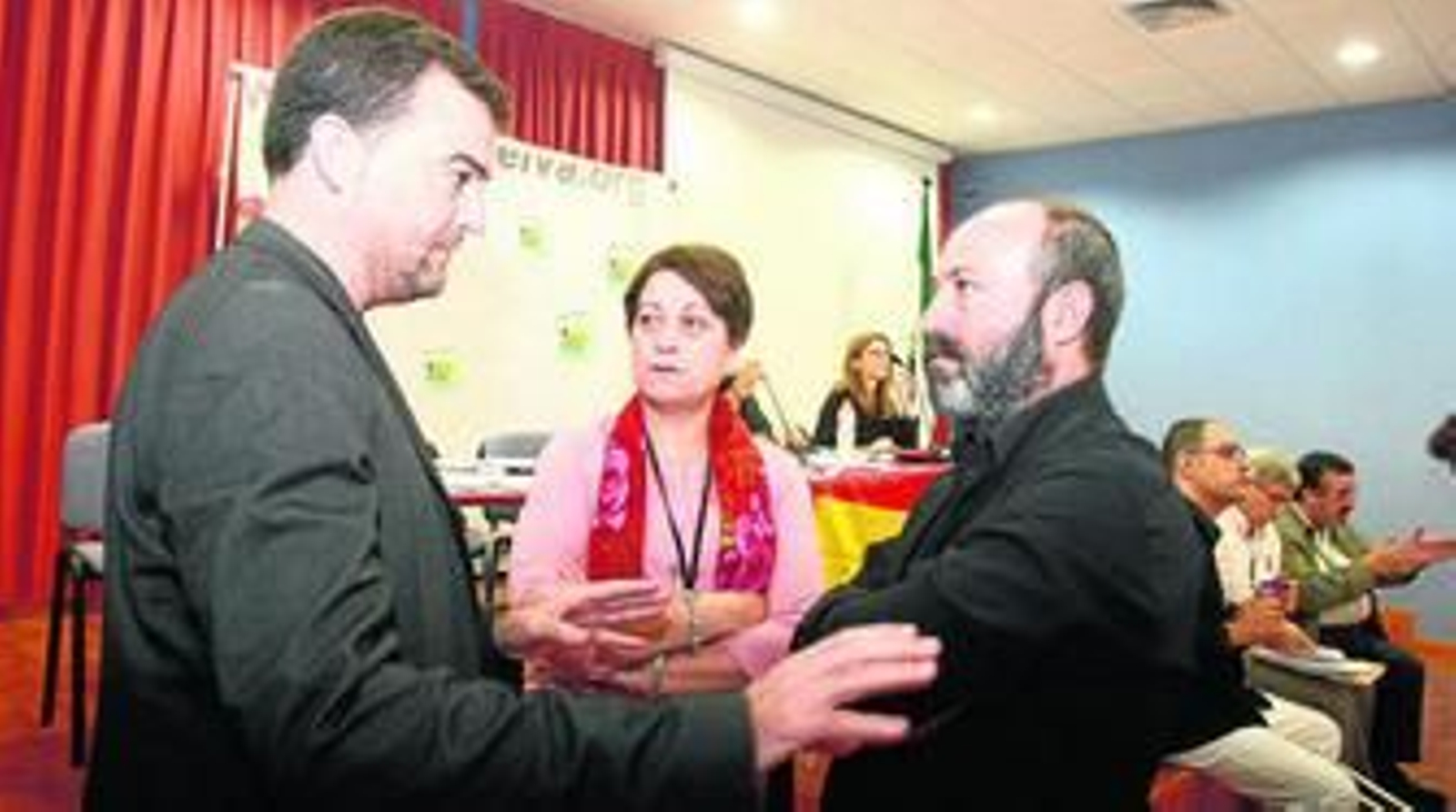 Antonio Maíllo, Dolores Muñoz y Pedro Jiménez, ayer, en la asamblea celebrada en la Facultad de Derecho.