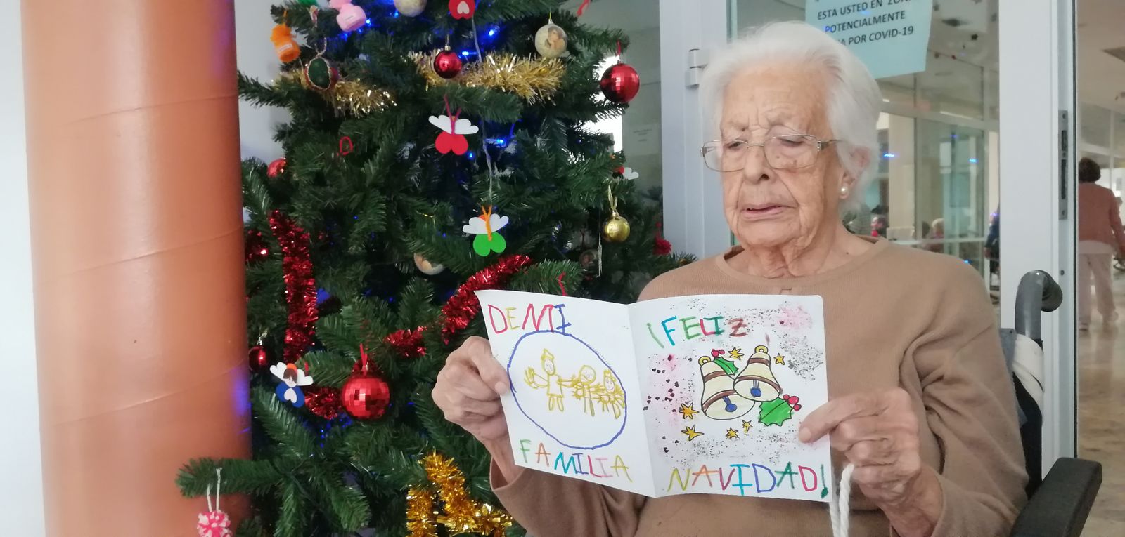 Una residente de Vedruna lee una de las postales recibidas