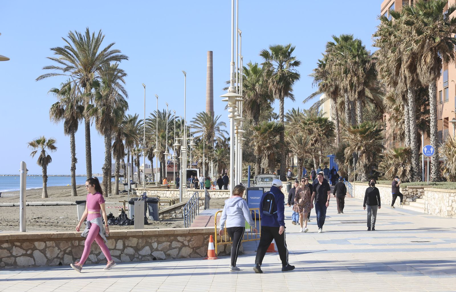 Fotos de los arreglos en las playas de Málaga, que no impiden a los malagueños disfrutar del buen tiempo