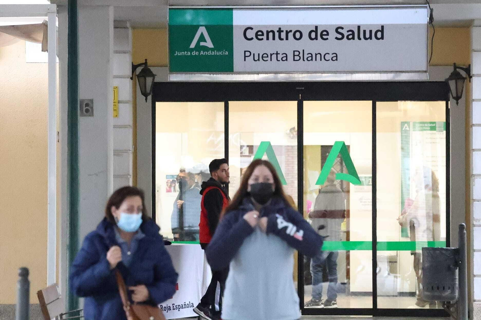 Pacientes a las puertas del centro de salud Puerta Blanca en Málaga capital.