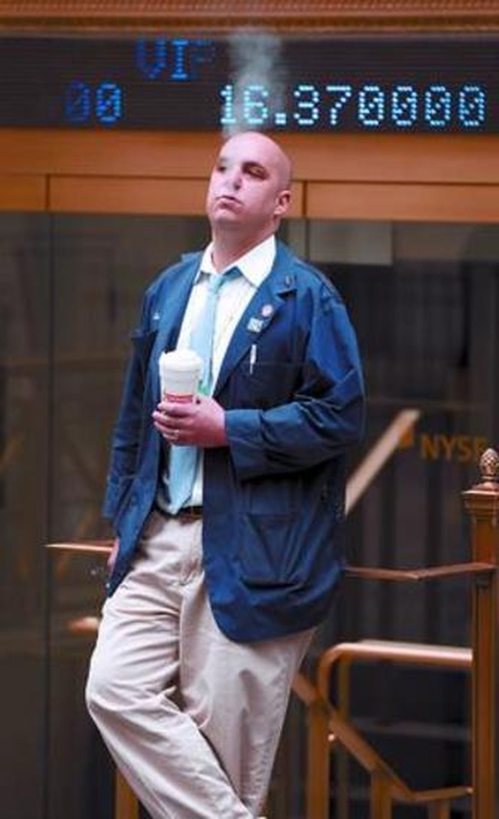 Un hombre fuma un cigarrillo fuera de su trabajo.