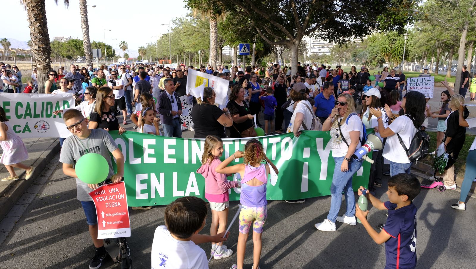 Imágenes de la manifestación de padres de la Vega de Acá solicitando un colegio nuevo