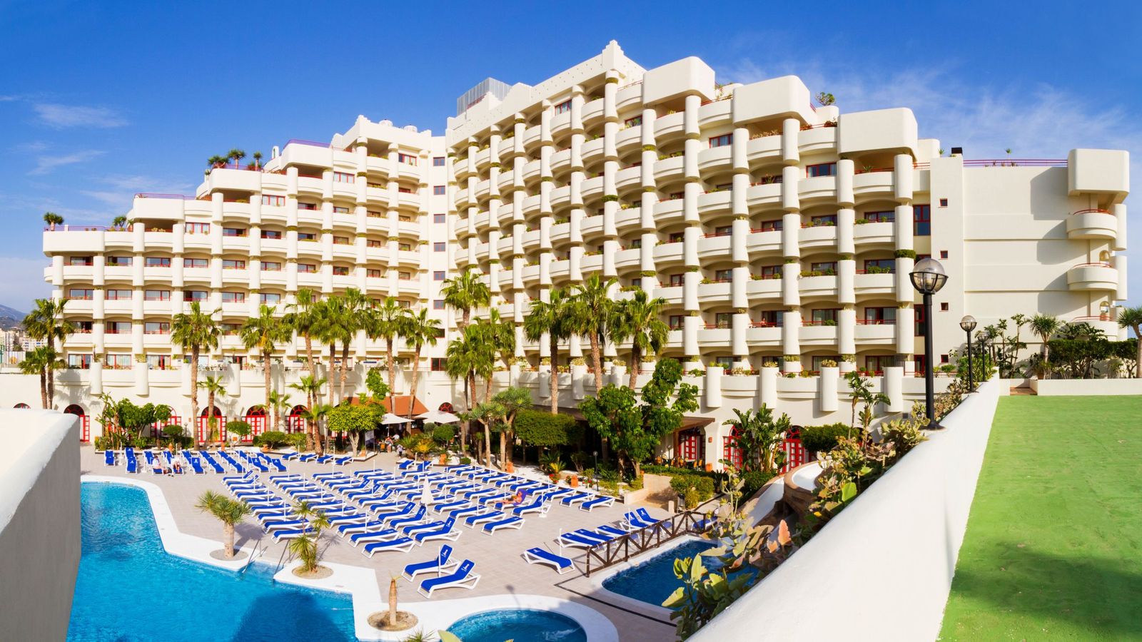 Fachaca interor del hotel del grupo Ibersol en Almuñécar, en Granada.