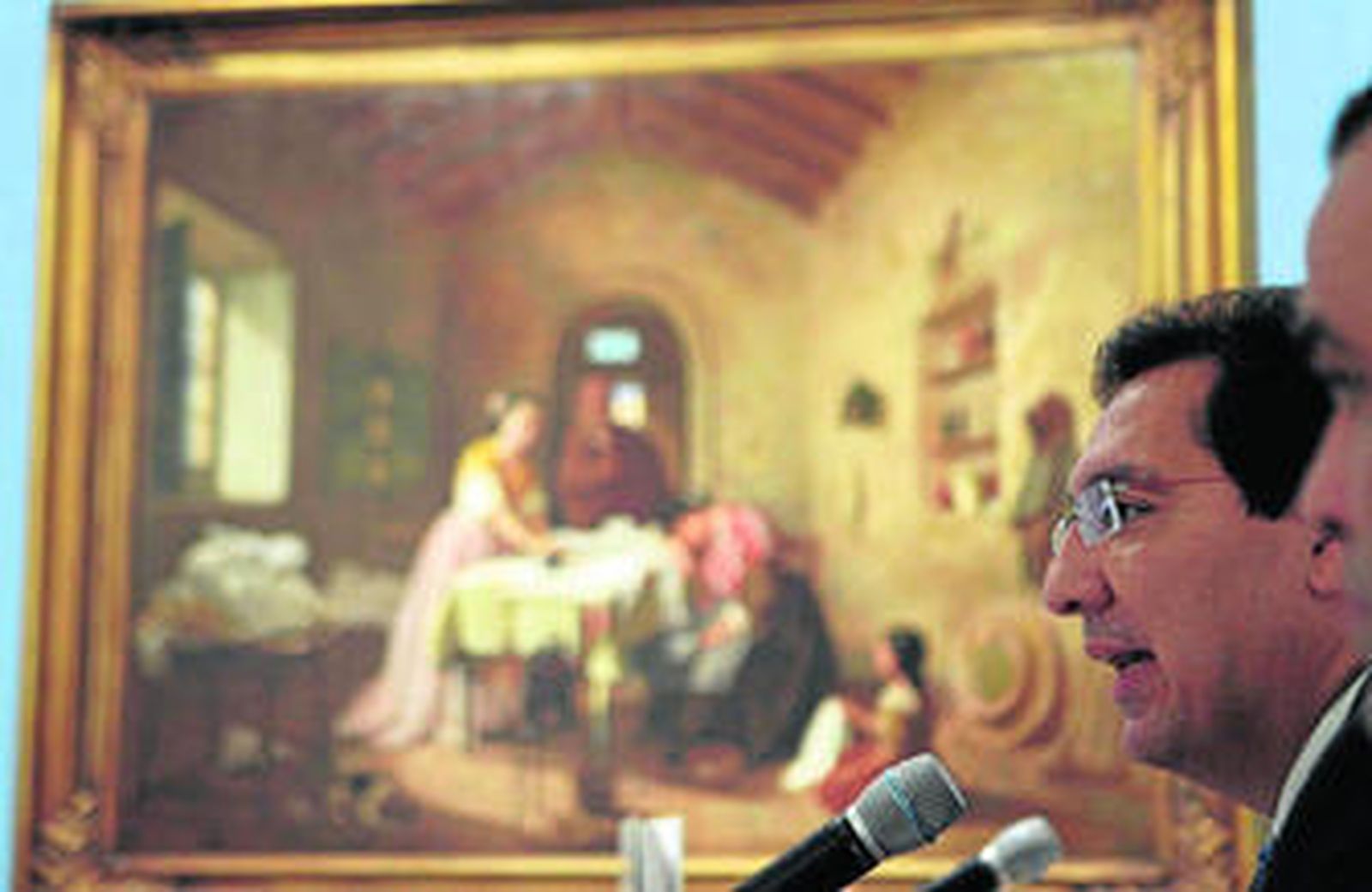 El presidente de Cajasol, Antonio Pulido, en la inauguración de la exposición ayer en el Centro Cultural.