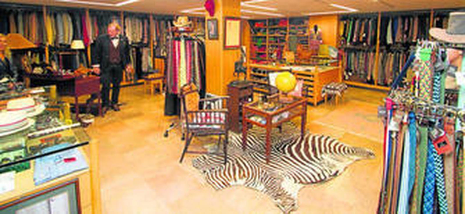 1. El sótano del establecimiento alberga el grueso de la mercancía. 2. El responsable de Lino 1959 muestra una de las camisas de su marca propia. 3. Juan María Benítez Fernández y Yolanda Ruiz del Pozo 4. Los complementos son imprescindibles para la oferta de la tienda.