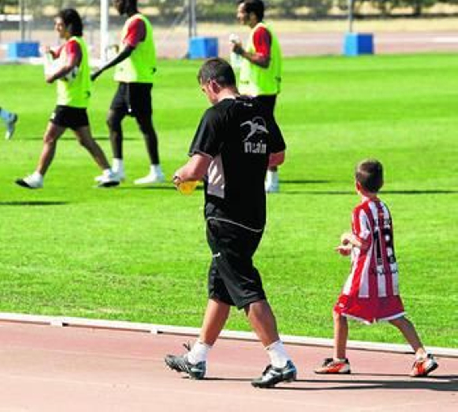 Esteban se retira de una sesión junto a su hijo Mario.