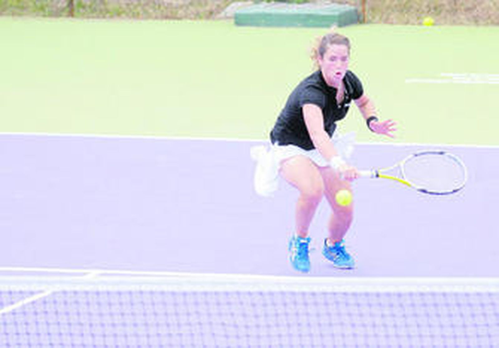 Una de las tenistas que jugó ayer golpea de revés una dejada de su oponente.