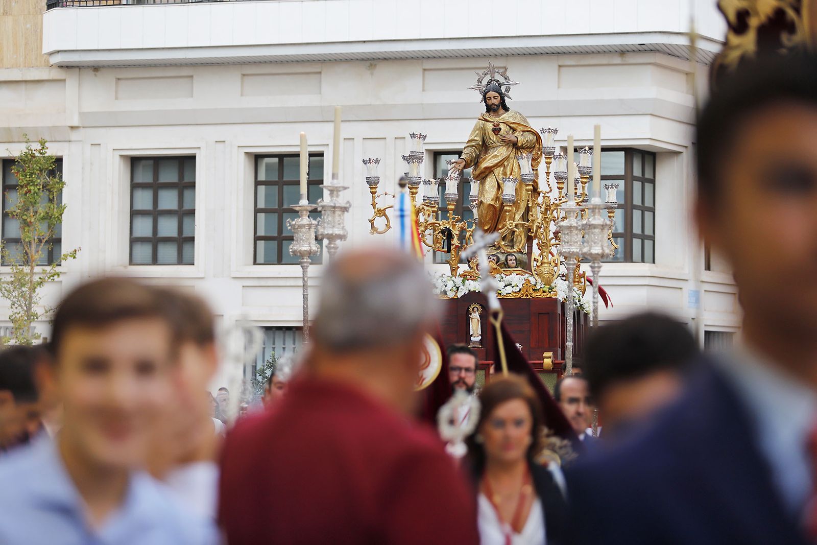 Imágenes del Sagrado corazón de Jesús en procesión por las calles del centro
