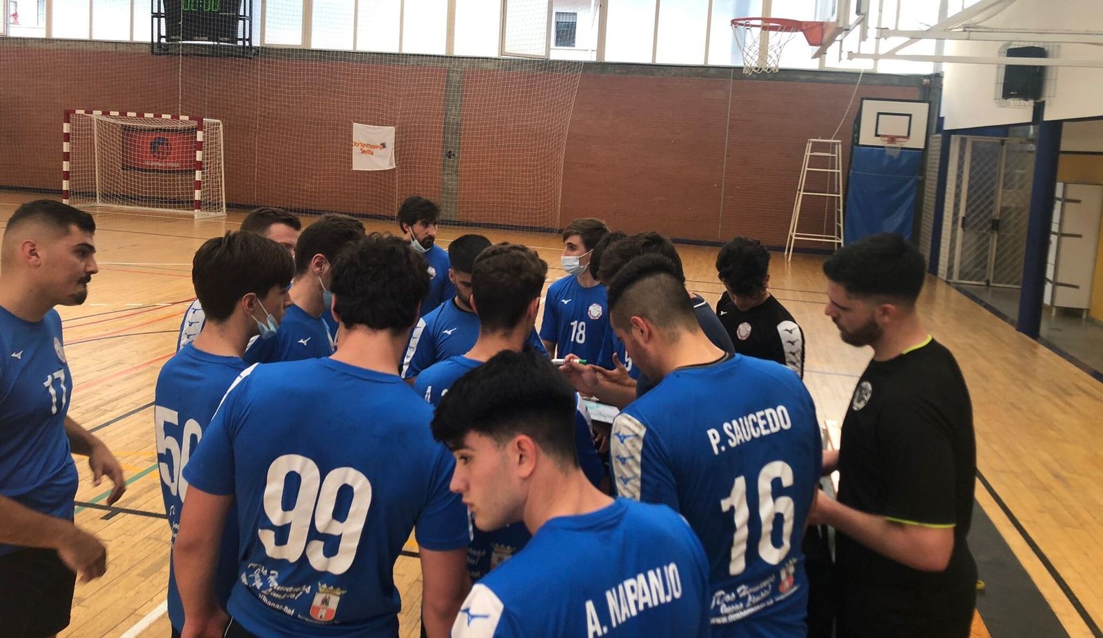 Los jugadores del BM Montequinto, durante un tiempo muerto.