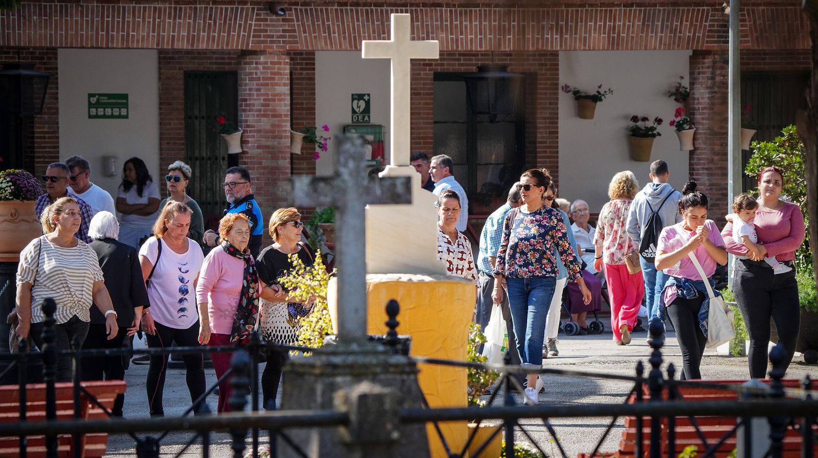 Día de recuerdo y emociones en el cementerio de Jerez