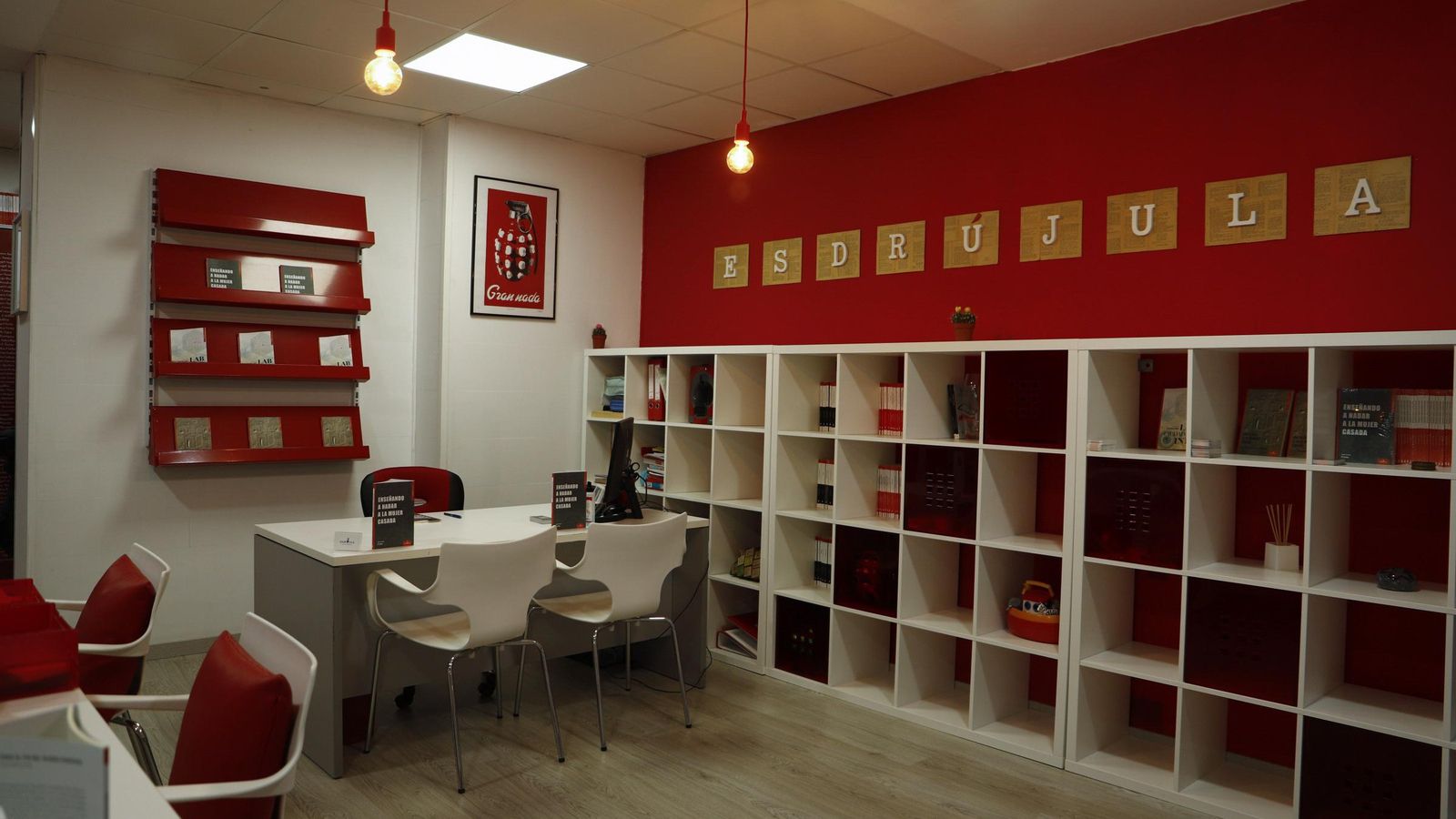 El interior de la sede y librería