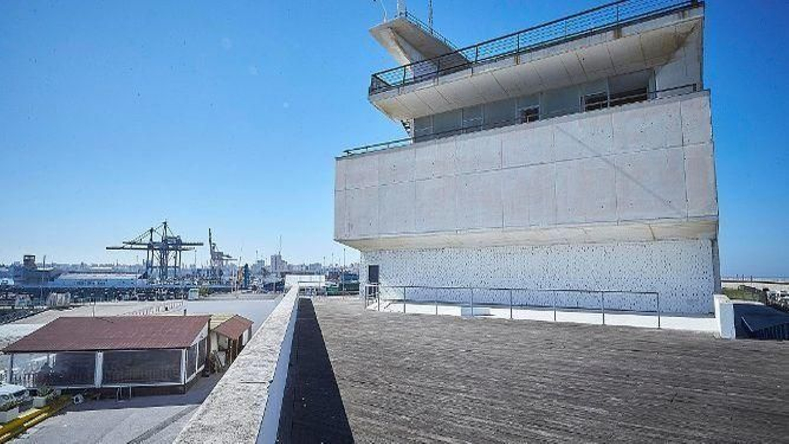 Una vista del edificio abandonado de la carretera de la Punta de San Felipe, con la ciudad al fondo.