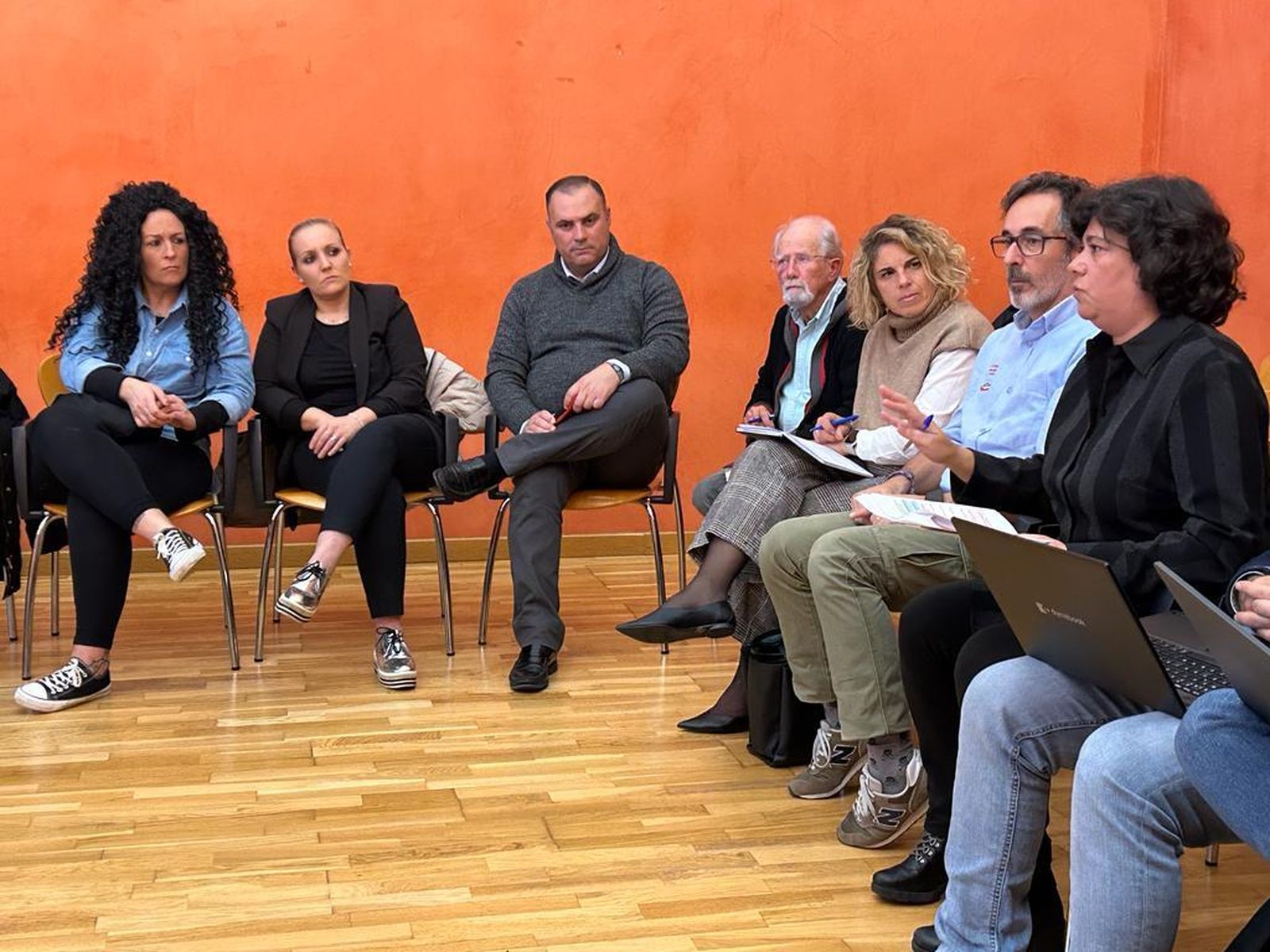 La alcaldesa participa de una de las mesas de participación ciudadana.