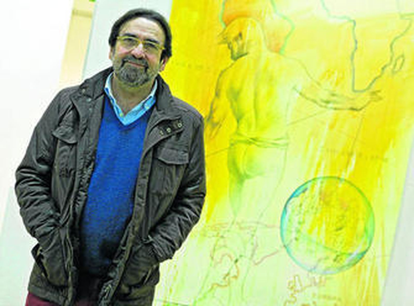 El artista Pepe Barroso, ante su obra en la galería gaditana Benot.