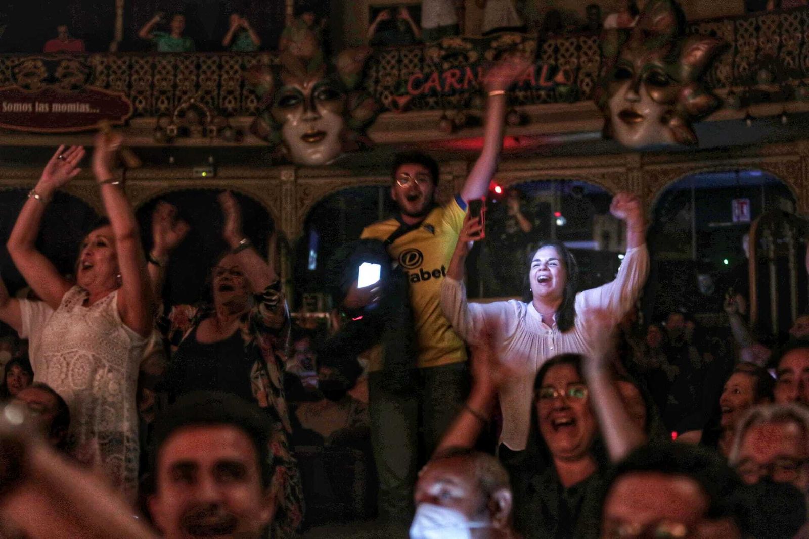 Las imágenes de la celebración de la permanencia del Cádiz CF en el Teatro Falla.