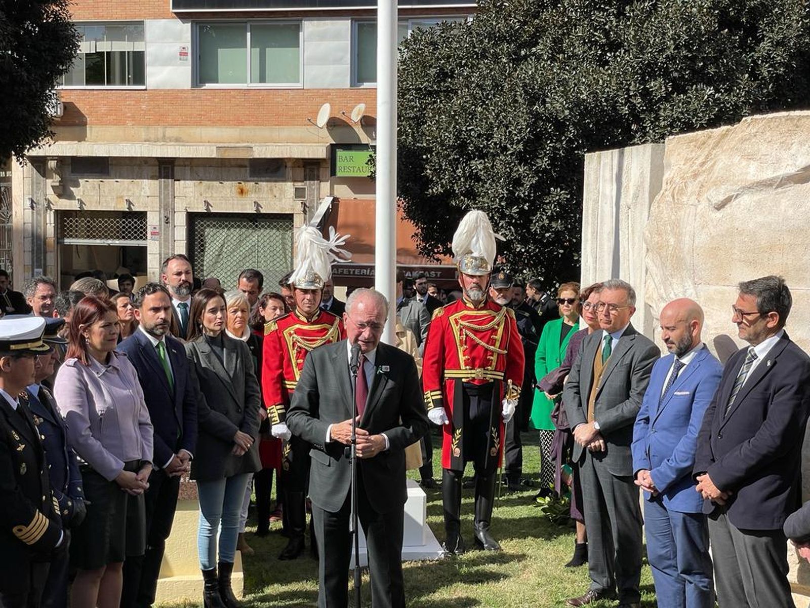El alcalde, durante la celebración del Día de Andalucía junto al busto de Blas Infante.