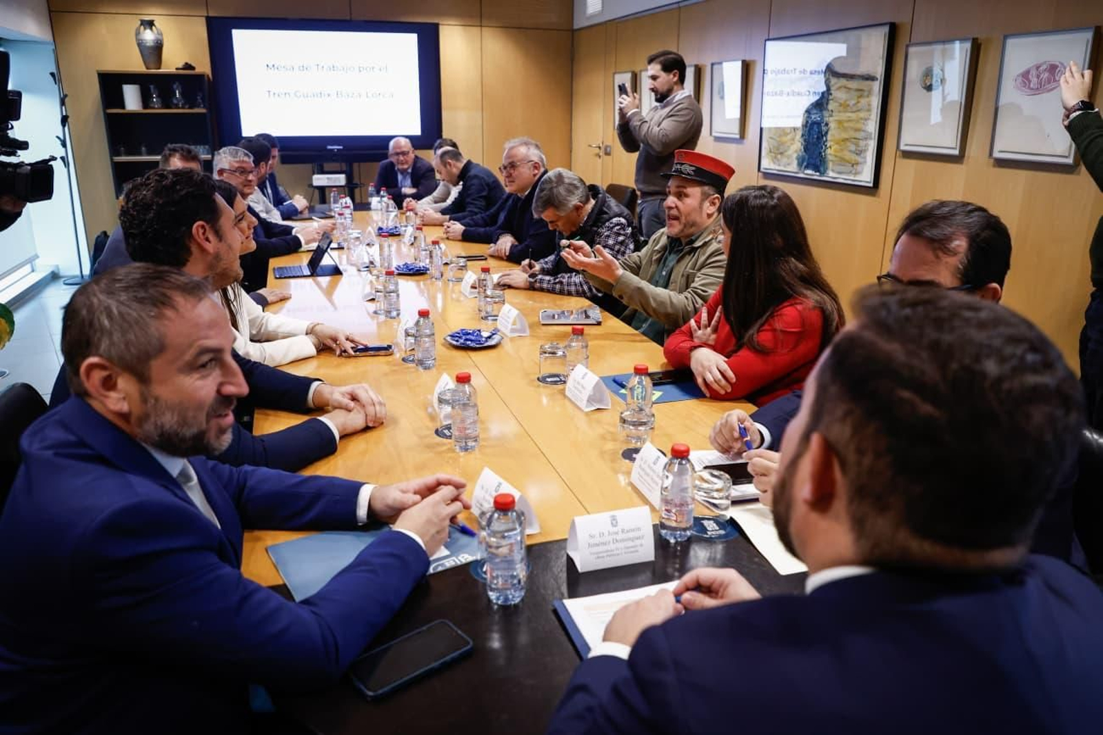 La mesa de trabajo por el tren Guadix-Baza-Lorca, reunida en la Diputación de Granada