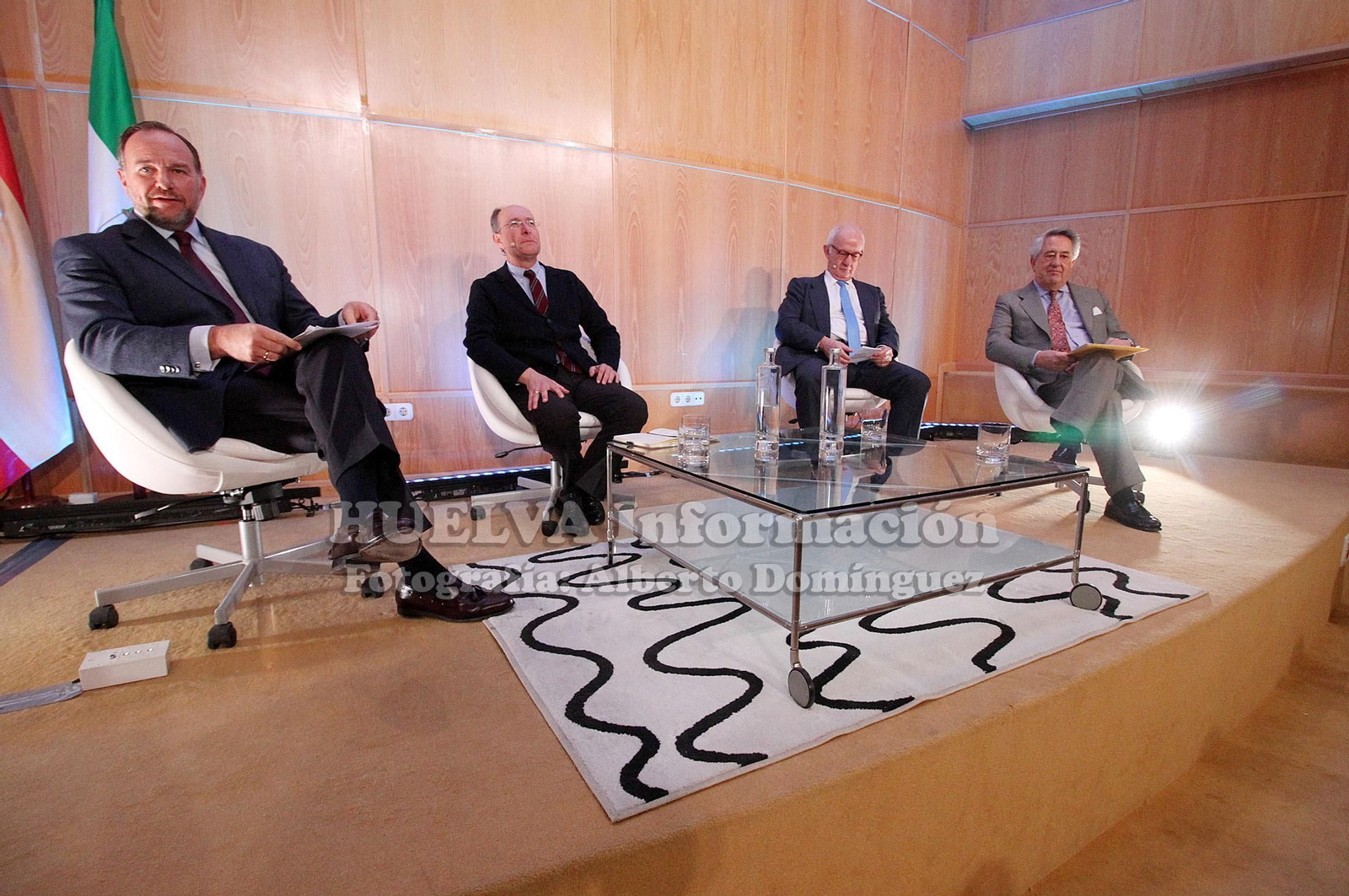 Mesa redonda en la FOE sobre retos y oportunidades de la transición energética, en imágenes