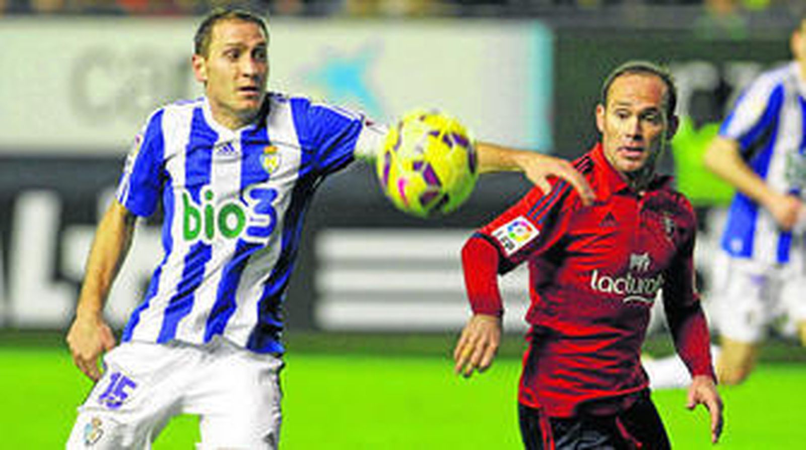 Alan Baró (izquierda de la imagen) ante el almeriense Nino en un duelo entre la Ponferradina y el Osasuna, descendido y ascendido este curso.