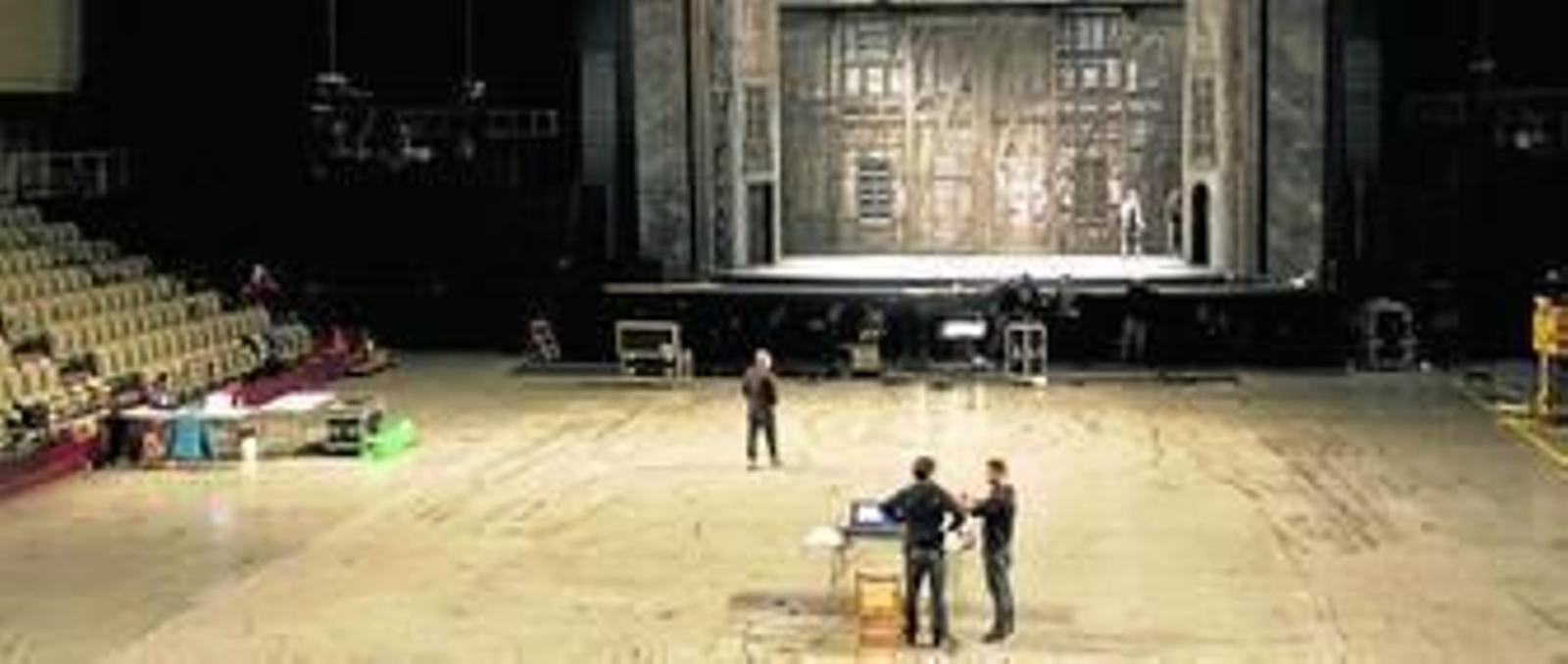 En las entrañas de una gran obra. Los técnicos llegaron la semana pasada para empezar a preparar el montaje, tiempo en el que han tenido que convivir con los responsables del concierto que ofreció Fito y Fitipaldis. Pilar Pareja, jefa de vestuario, tiene que coordinar todos los cambios de ropa y pelucas durante la función.