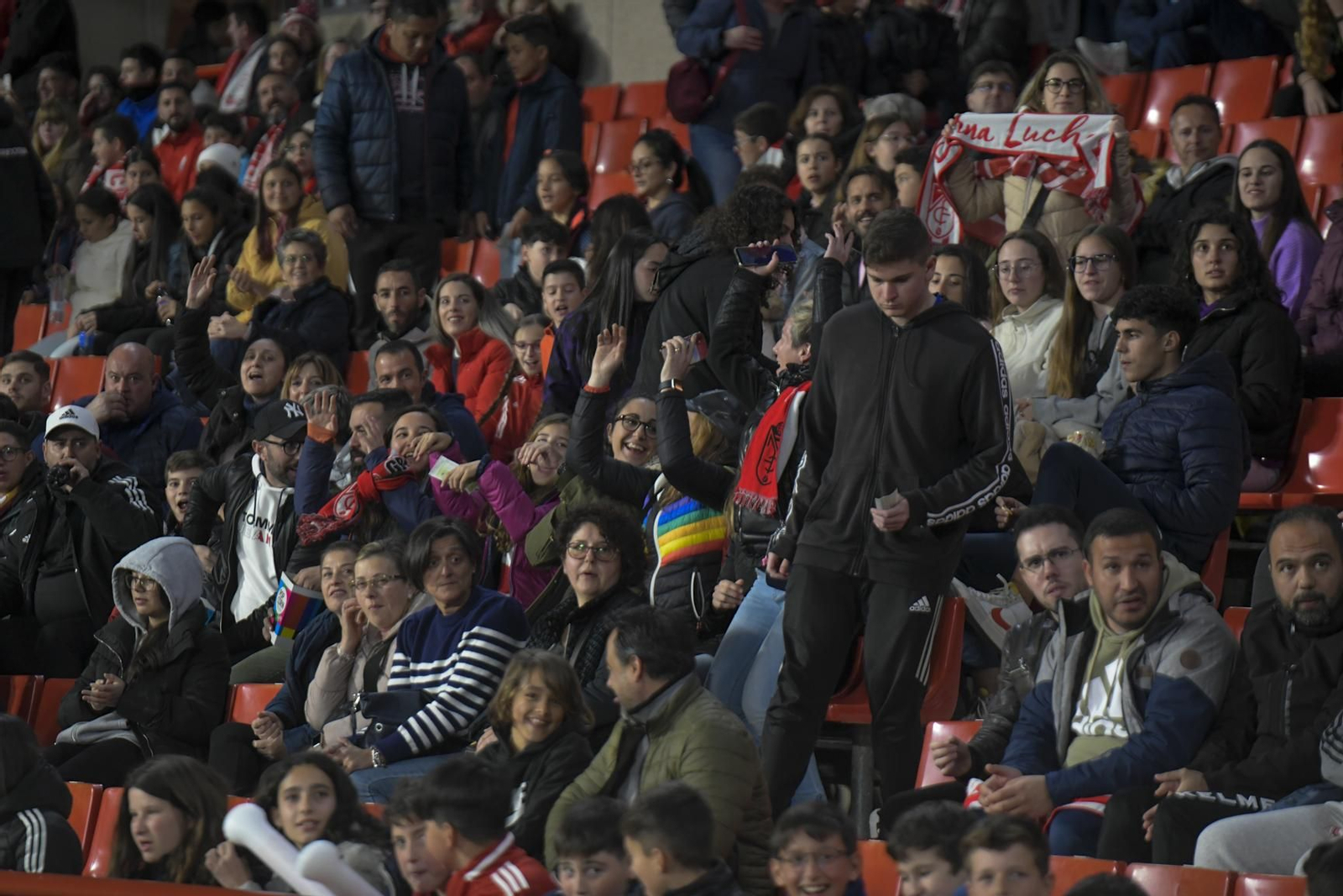 El ambiente en Los Cármenes en el duelo copero entre el Granada CF y el Atlético de Madrid
