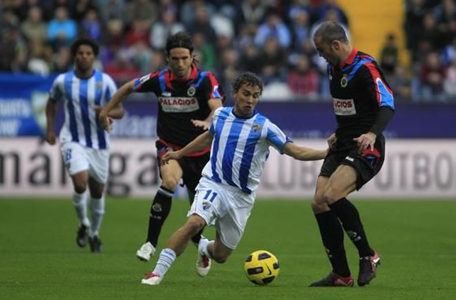 El Málaga recobra el pulso después de golear en casa 4-1 al Racing de Santander. / Sergio Camacho