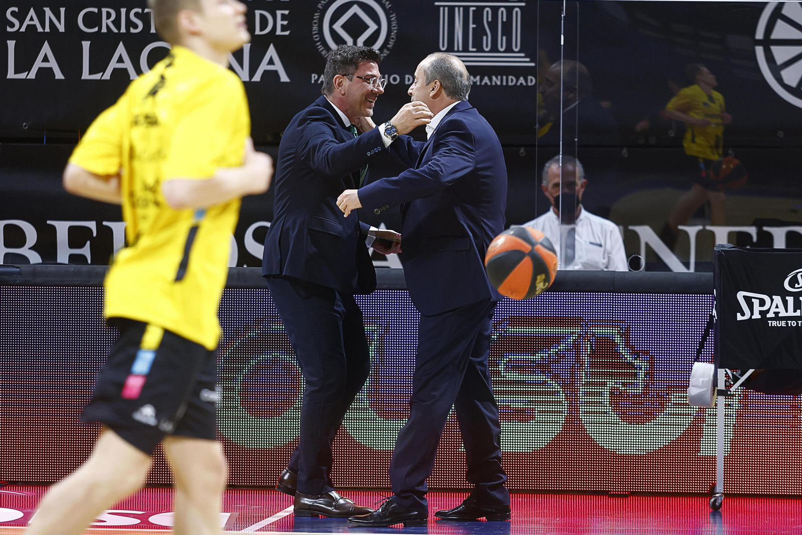 Katsikaris y Vidorreta se saludan el año pasado.