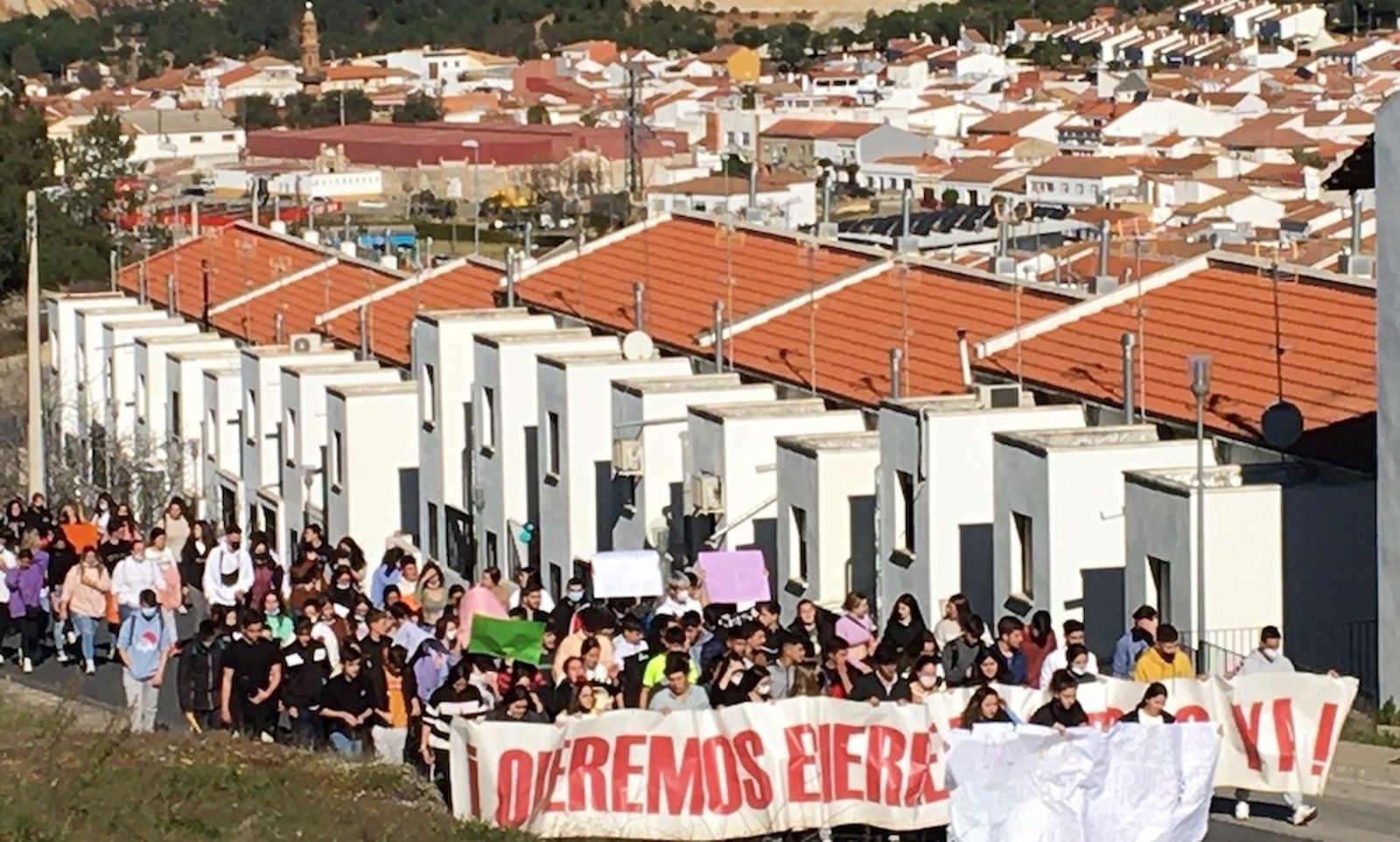 Imagen de la manifestación de los estudiantes de Nerva en contra del vertedero.