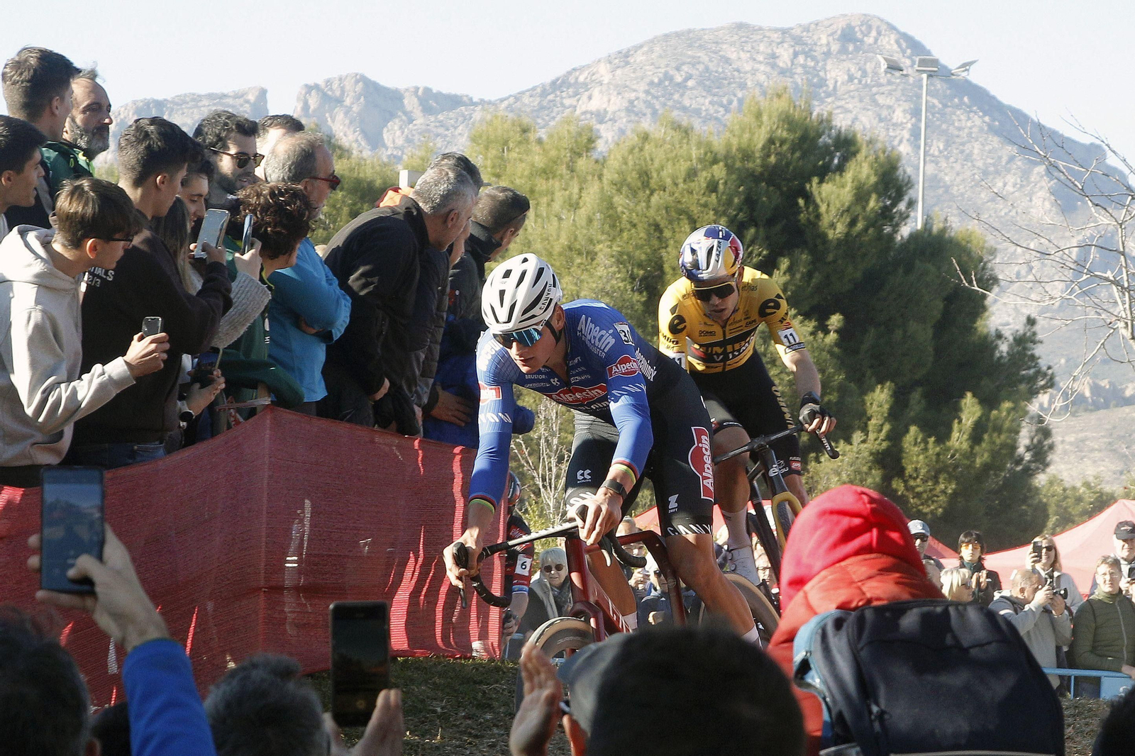 Van der Poel y Van Aert, en el Tour de Flandes. Van der Poel y Van Aert, en el Tour de Flandes.