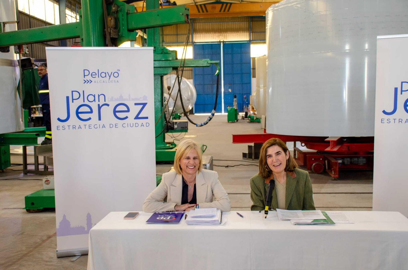 La consejera de Empleo, Rocío Blanco y la candidata a la Alcaldía de Jerez por el PP, María José García-Pelayo. La consejera de Empleo, Rocío Blanco y la candidata a la Alcaldía de Jerez por el PP, María José García-Pelayo.