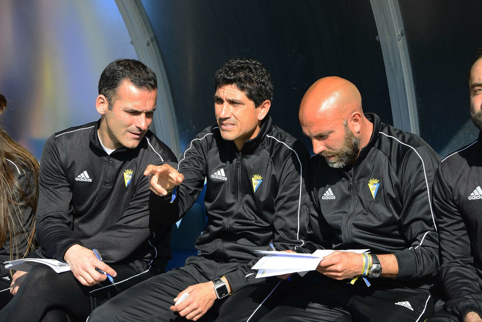 Pavón (c), escoltado por su ayudante, Raúl López (d), y el preparador de porteros, Raúl de la Vega.