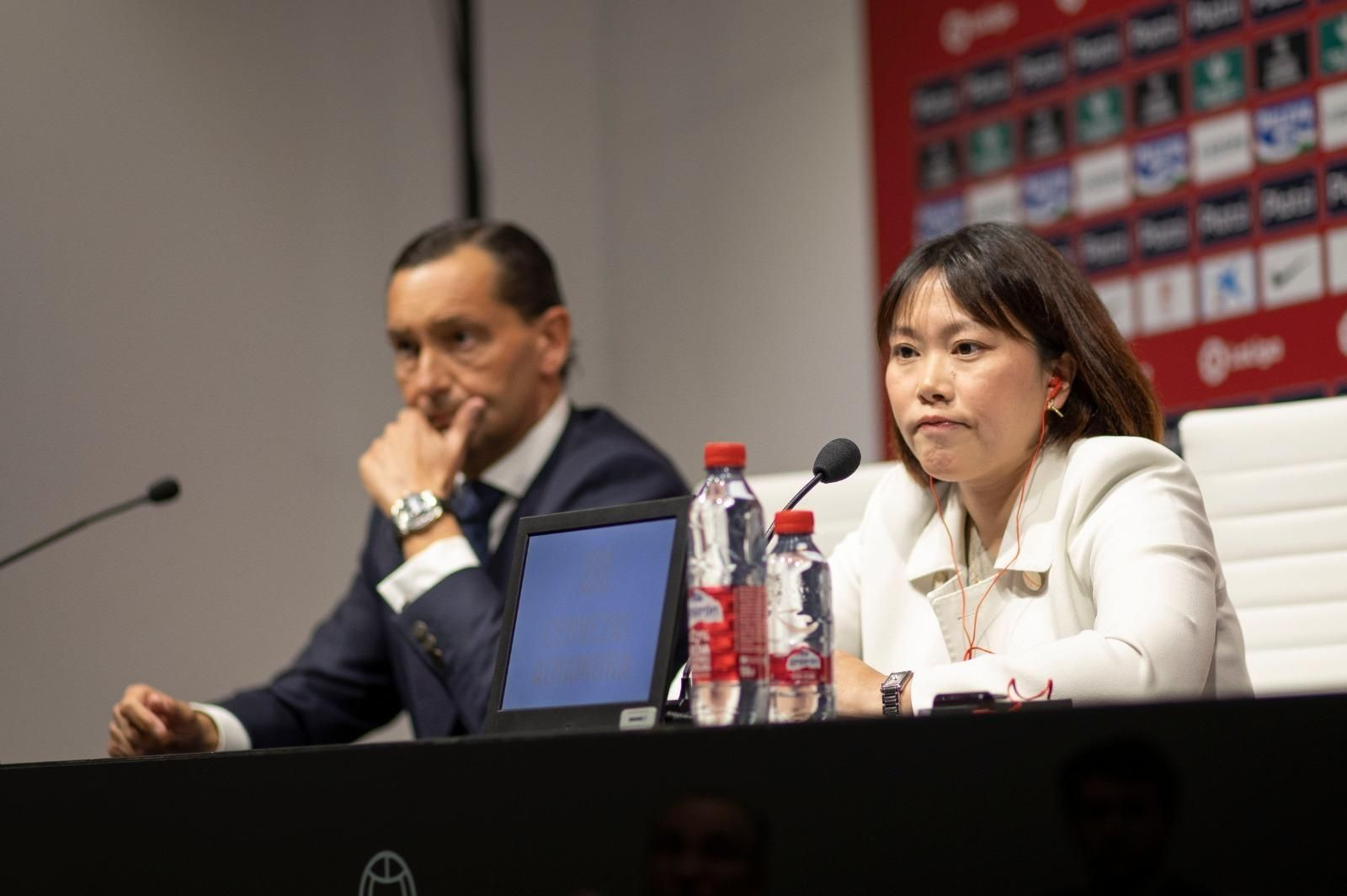 Sophia Yang, consejera del Granada CF, junto al nuevo director general.