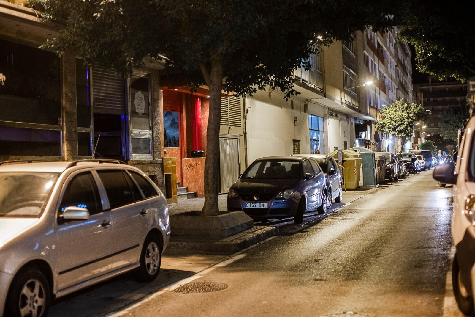 En la calle Muñoz Arenillas de Cádiz la Policía Local cerró un par de locales esta semana por permanecer abiertos más allá de la una de la mañana.