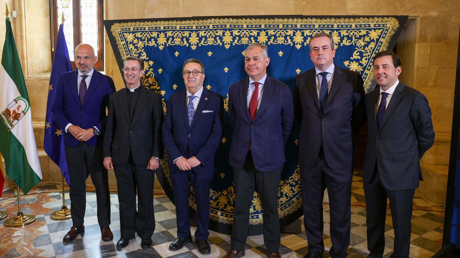 Fotografía de familia en la sala capitular baja