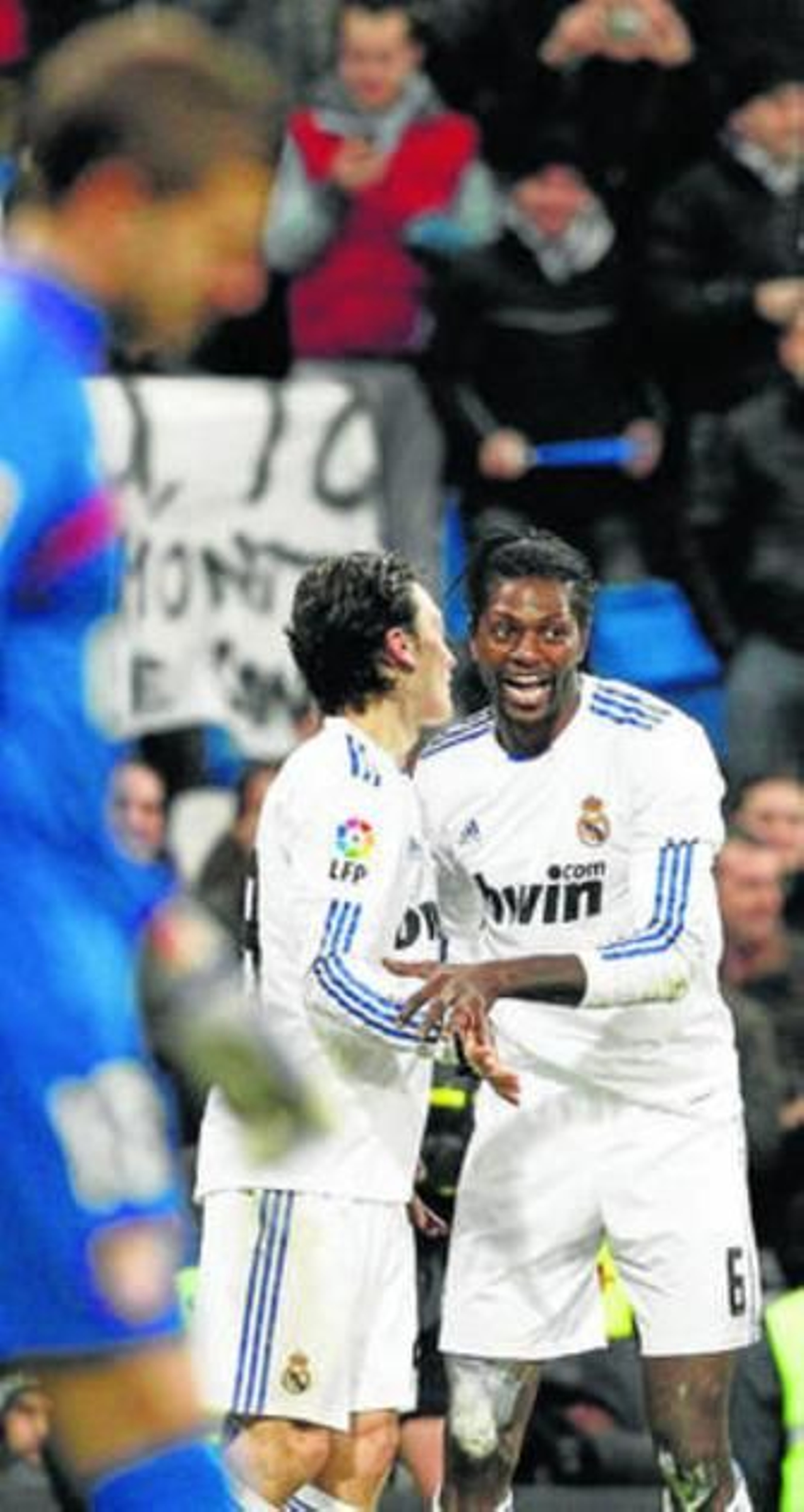 Özil y Adebayor celebran el 2-0 con Javi Varas cabizbajo.