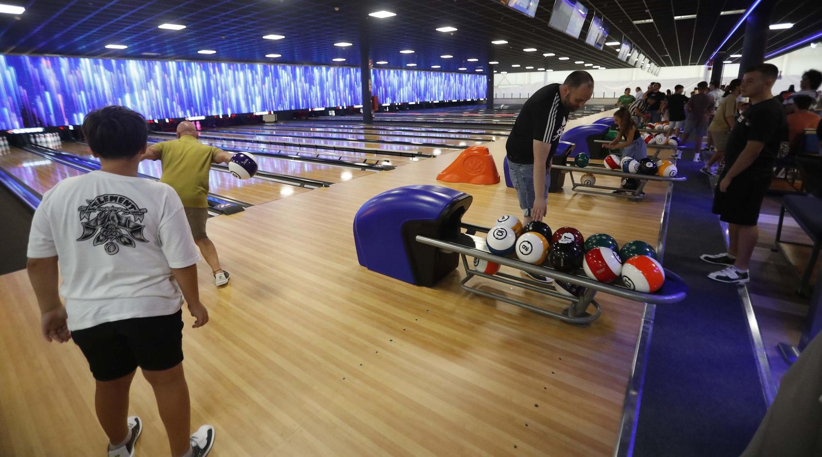 Las fotos de la inauguración del centro de ocio Ozone Bowling en Palmones