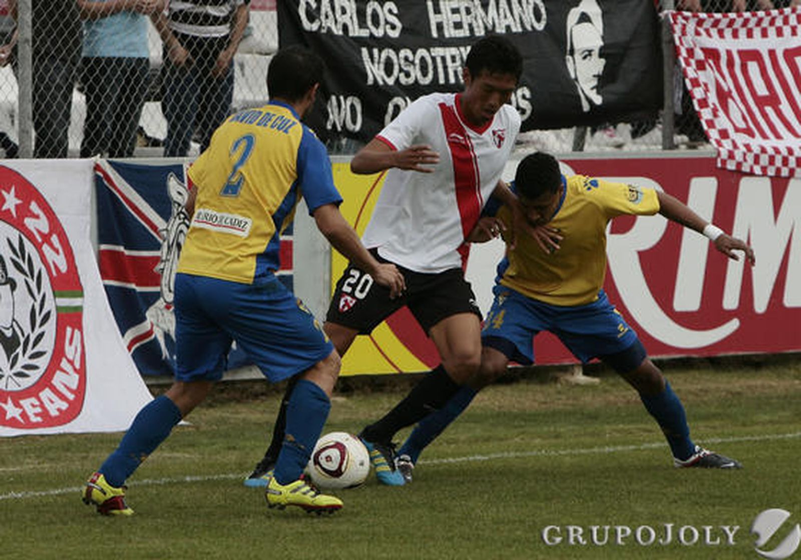 Hiroshi pugna con Murillo en presencia de De Coz. 

Foto: Jose Angel Garcia