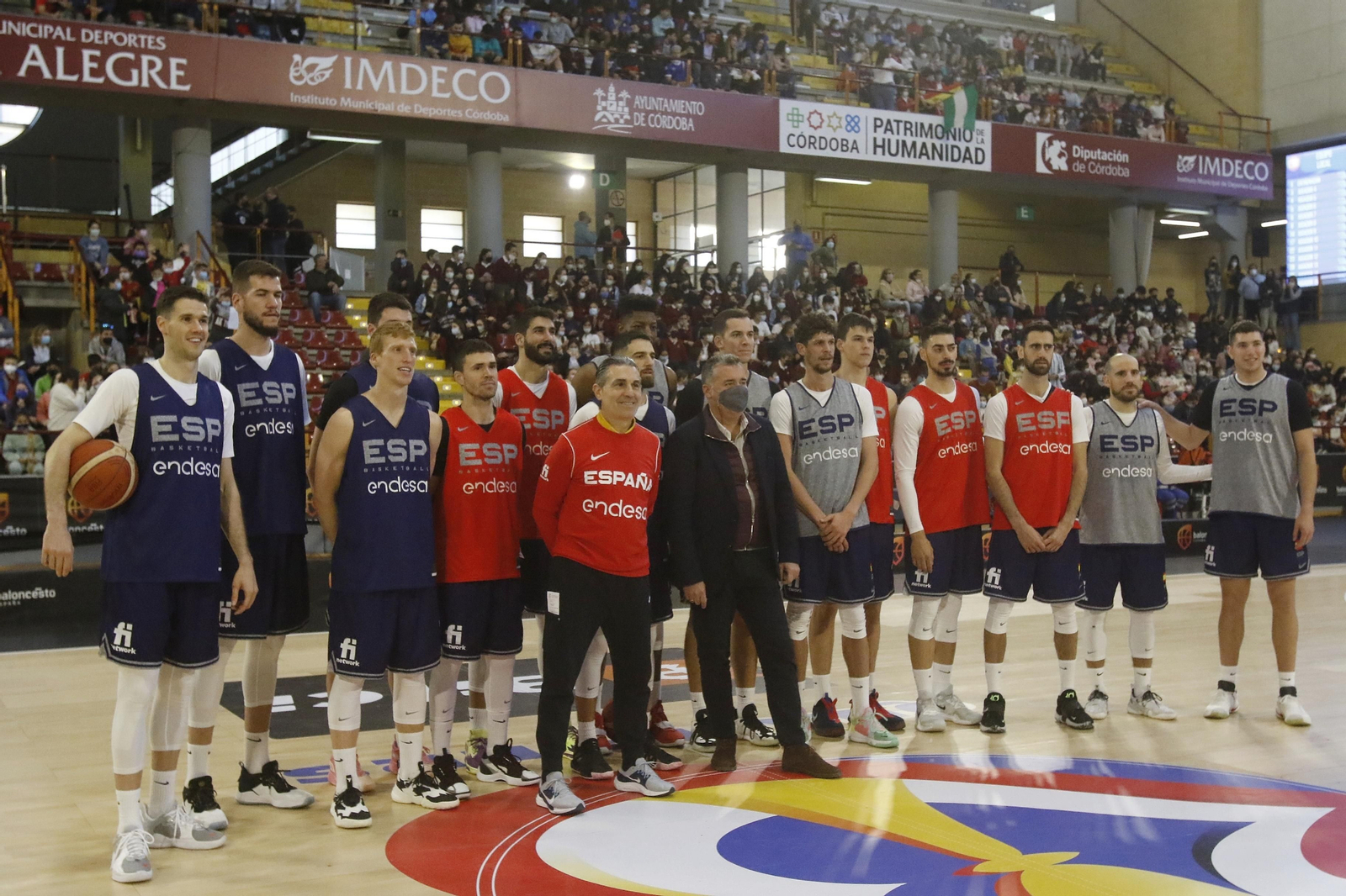 La selección española de baloncesto abre el entrenamiento en Córdoba a los más jóvenes, en imágenes