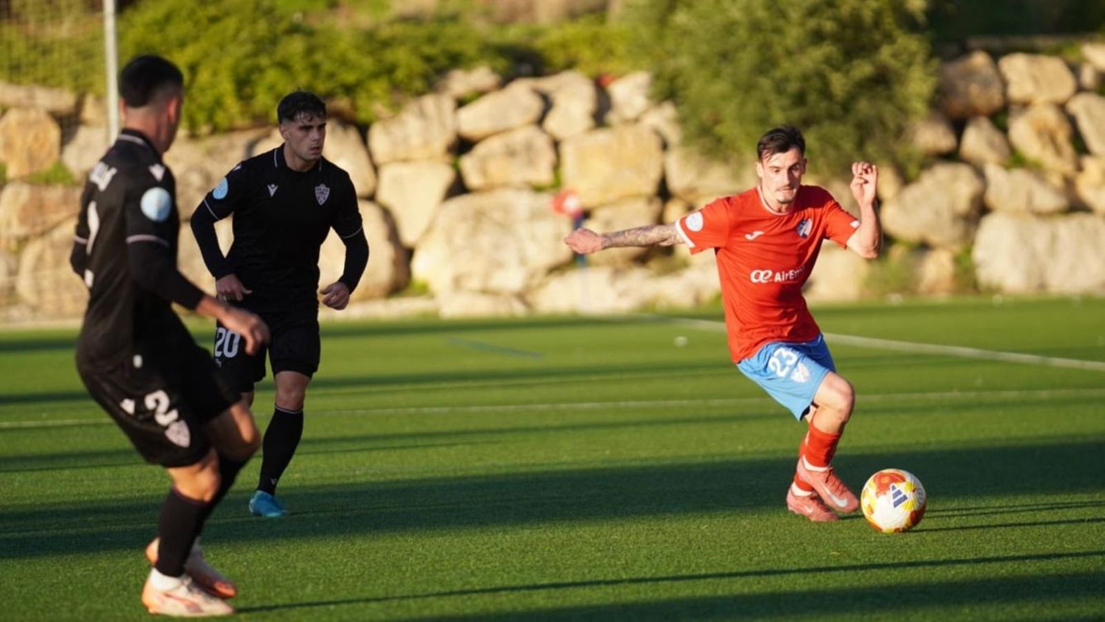 Samu Expósito maneja el balón ante la presencia de Marsu.