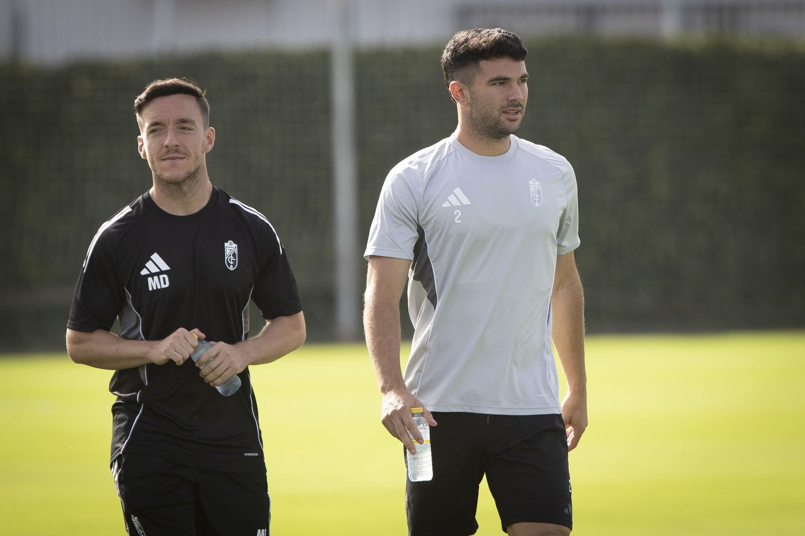 Pau Casadesús (d) en un entrenamiento con el Granada