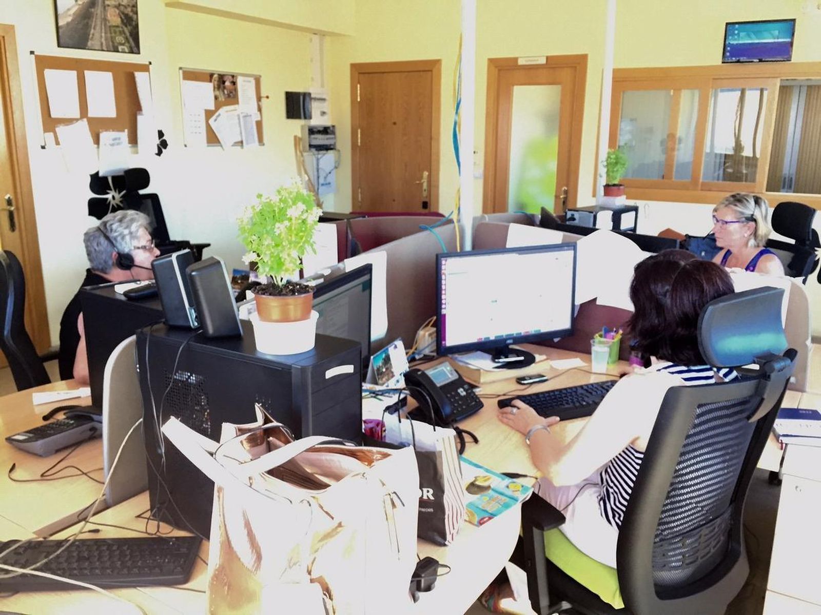 Tres operadoras de Unitaxi en servicio de tarde este pasado jueves.