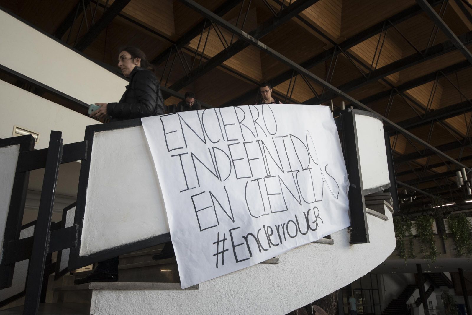 Cartel durante el encierro en Ciencias, el pasado mes de marzo.