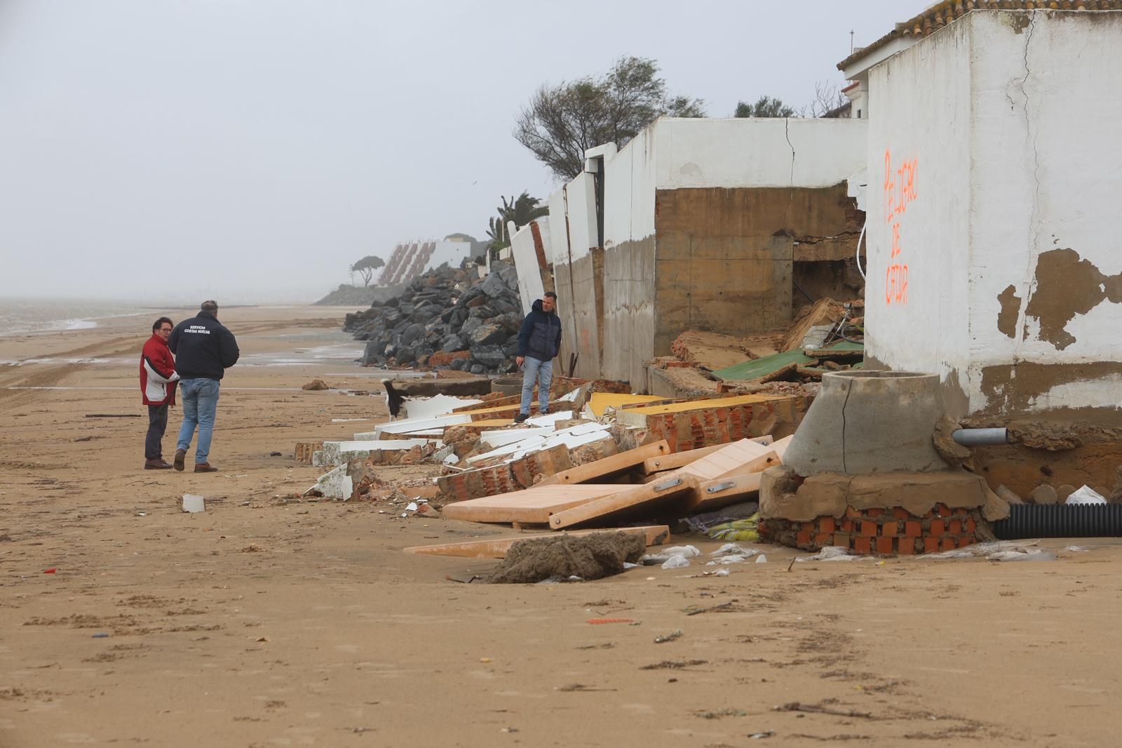 Casas destrozadas en El Portil junto a la línea de playa por el temporal: impactantes fotografías de los daños