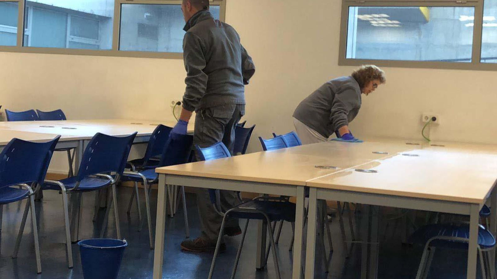 El proceso de desinfección de una de las aulas de la Facultad de Comunicación.