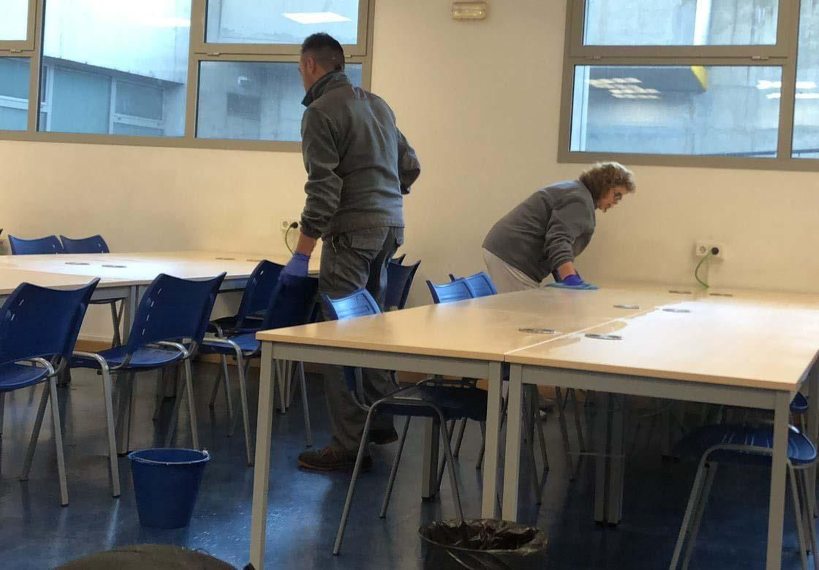 El proceso de desinfección de una de las aulas de la Facultad de Comunicación.