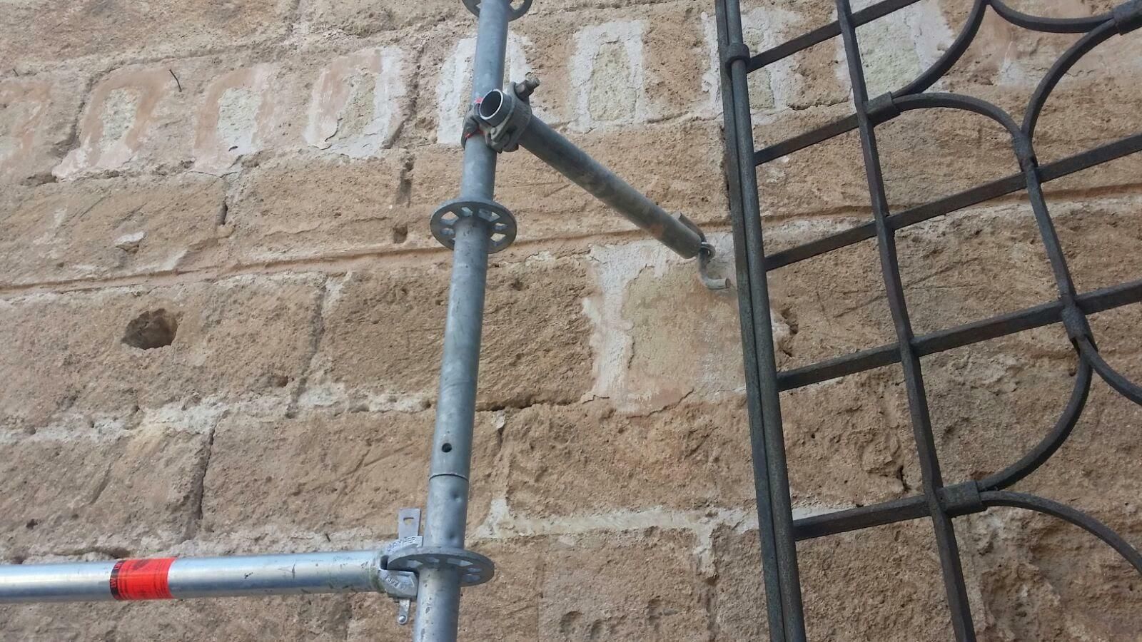 Multa por daños al muro de la Alcazaba para un técnico de la Junta y la empresa de andamios