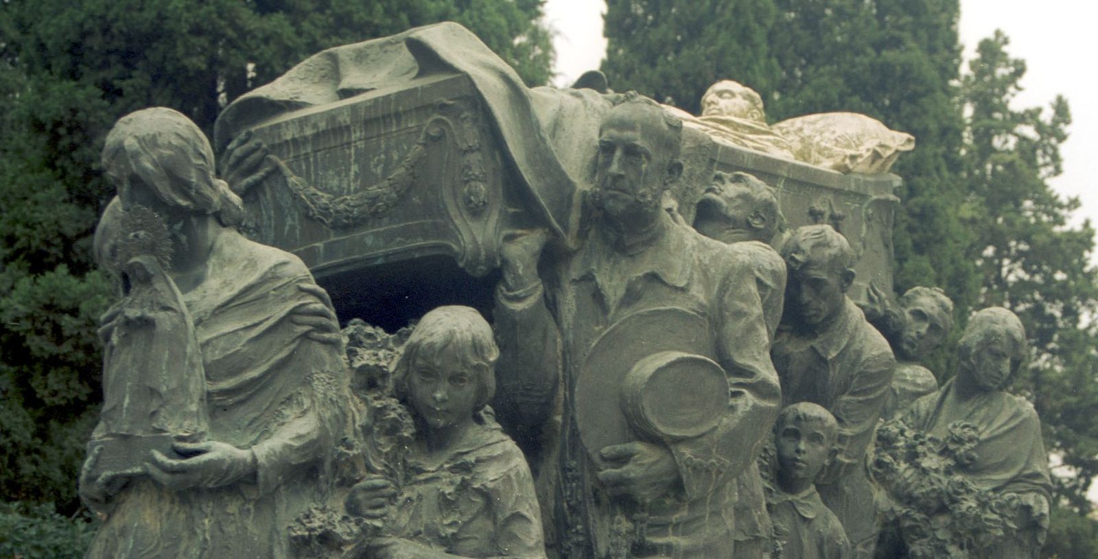 La imponente escultura de Mariano Benlliure que corona el mausoleo de Joselito el Gallo en el cementerio de San Fernando.